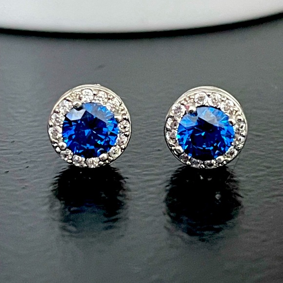 Studded earring - Picture 1 of 2